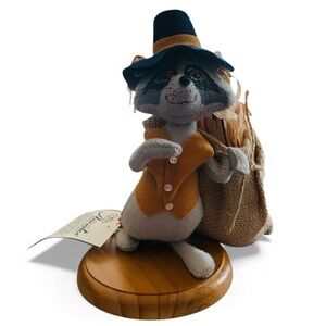 NWT ANNALEE VINTAGE 1992 Raccoon In Pilgrim Outfit With Bag On Wooden Stand